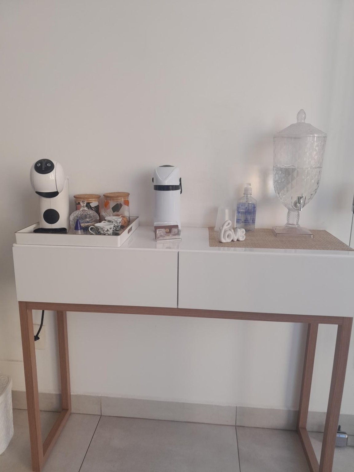 Espaço de água e café do consultório